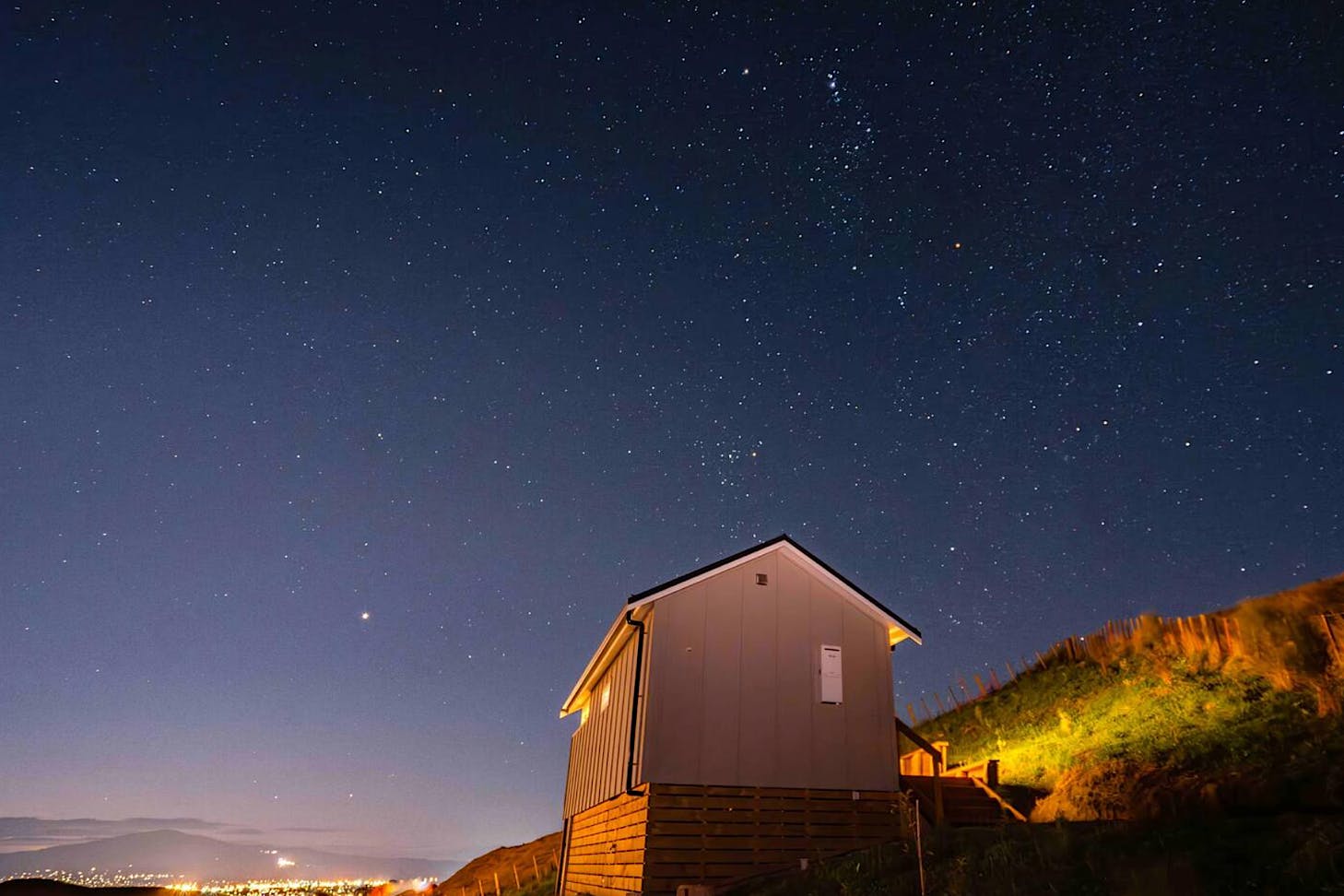 A clear, starlight night's sky over Redwood Bivvy Airbnb.